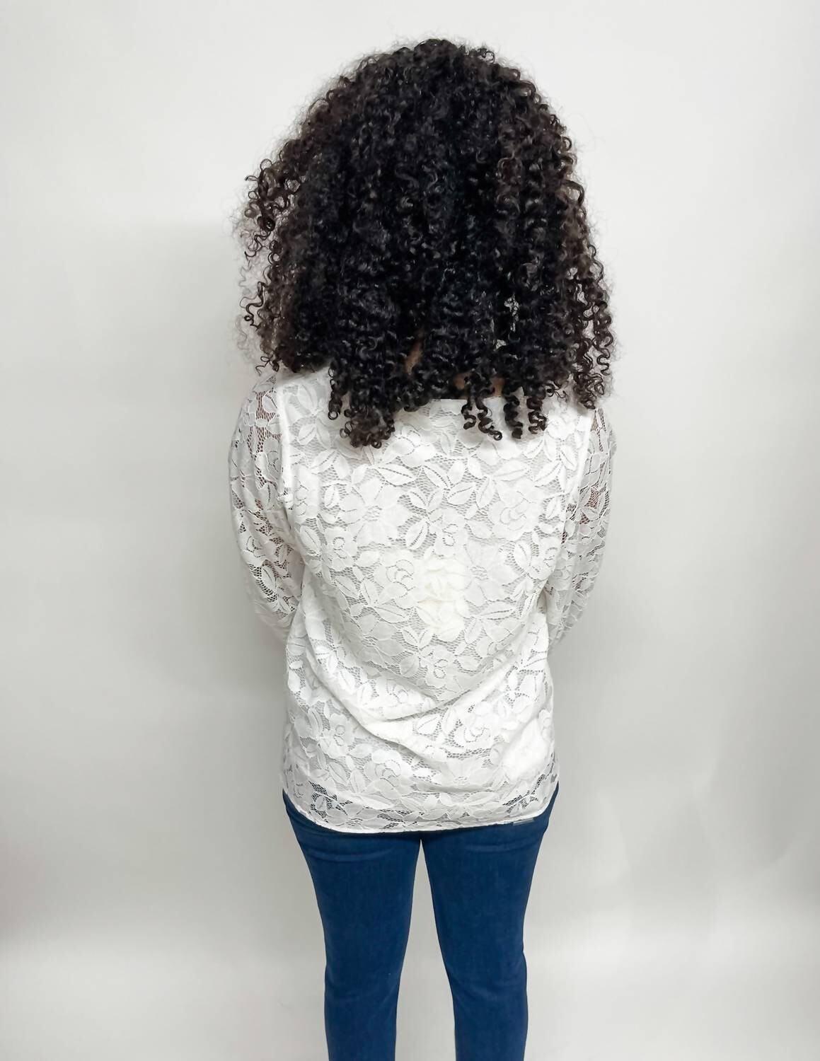 Белоснежный кордовый кружевной топ с V-образным вырезом и объемными рукавами Vine & Love
Белоснежный кордовый кружевной топ с V-образным вырезом и объемными рукавами Vine & Love