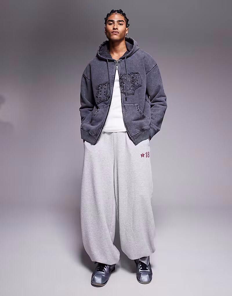 Толстовка оверсайз с аппликацией и логотипом Liquor N Poker серого цвета
Толстовка оверсайз с аппликацией и логотипом Liquor N Poker серого цвета