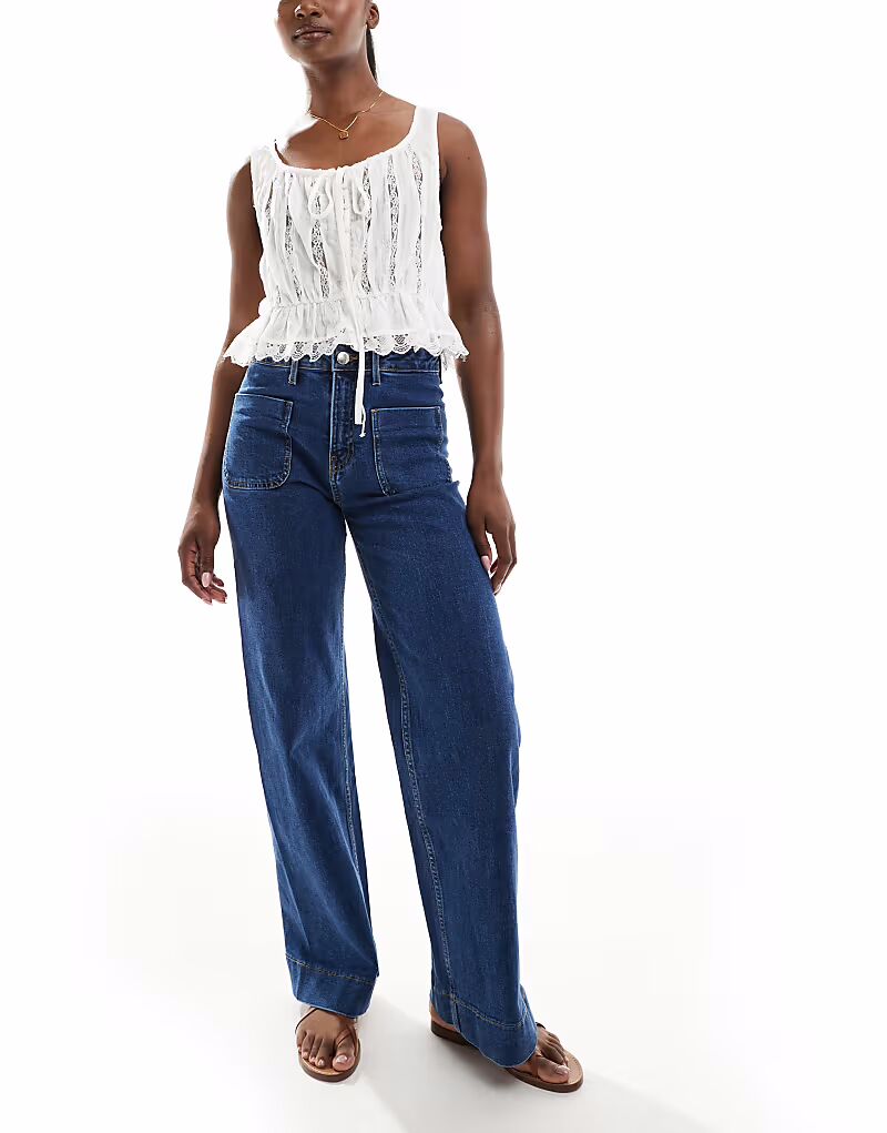 Джинсы Bershka с высокой талией и карманами, средневыбеленные
Джинсы Bershka с высокой талией и карманами, средневыбеленные