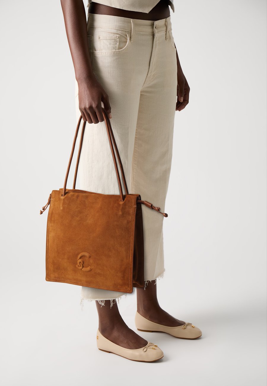 Сумка Coccinelle DULSE, Cognac
Сумка Coccinelle DULSE, Cognac