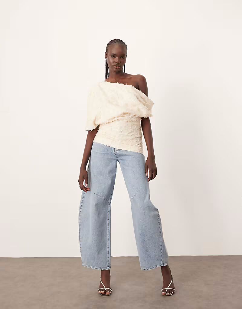 Топ с драпировкой и открытыми плечами ARRANGE из фактурной ткани кремового цвета
Топ с драпировкой и открытыми плечами ARRANGE из фактурной ткани кремового цвета