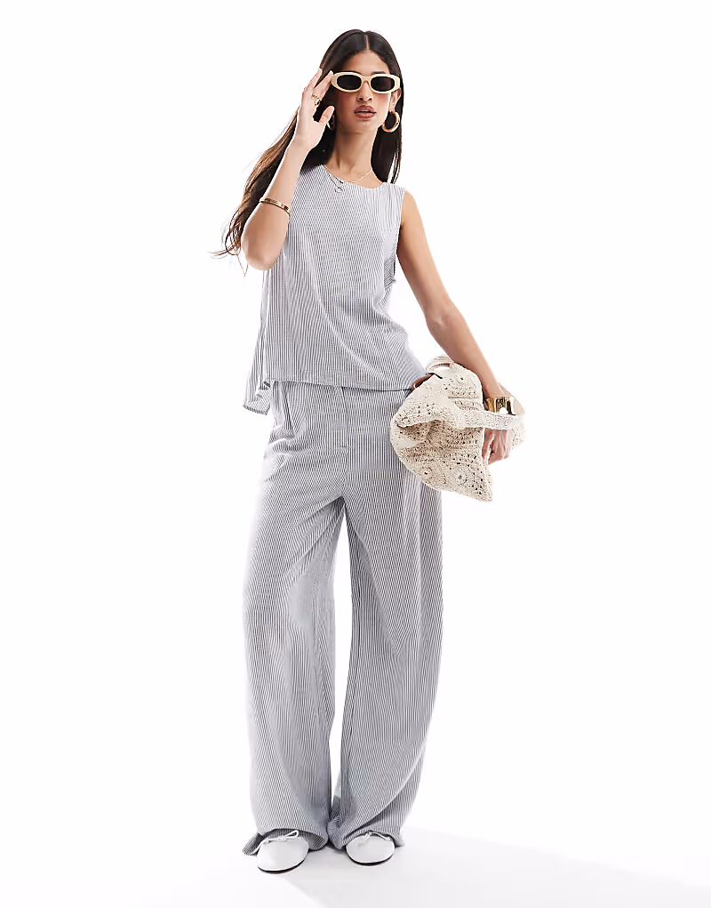 Широкие брюки из льняного материала в полоску Asos Design
Широкие брюки из льняного материала в полоску Asos Design