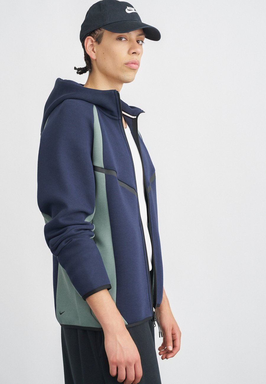 Толстовка Nike Sportswear TECH JACKET, Obsidian/Clay Green/Black/Black
Толстовка Nike Sportswear TECH JACKET, Obsidian/Clay Green/Black/Black