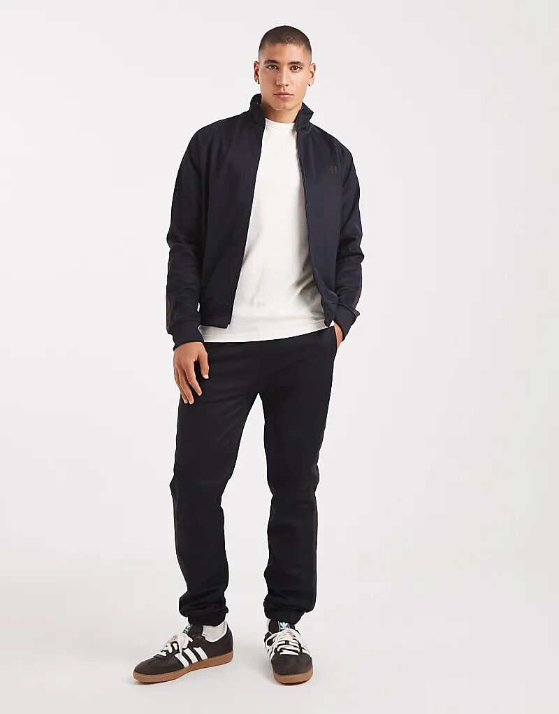 Спортивные брюки Fred Perry с сетчатой отделкой, темно-синего цвета
Спортивные брюки Fred Perry с сетчатой отделкой, темно-синего цвета