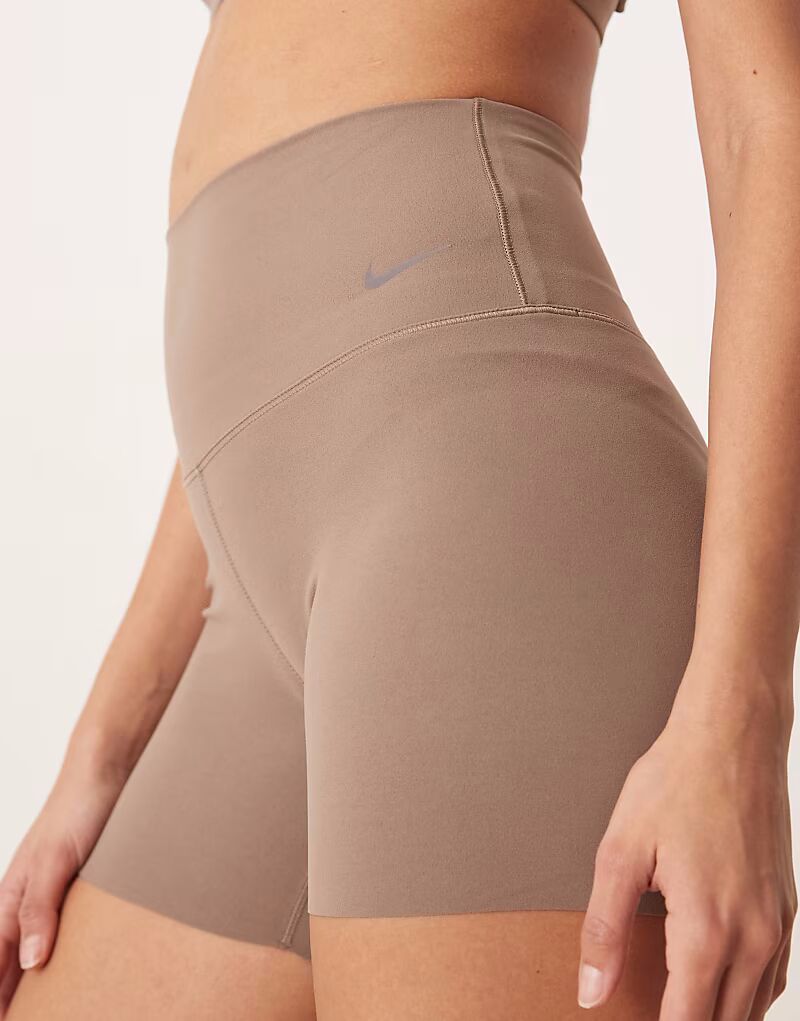 Шорты Nike Training Zenvy Dri-FIT soft touch с высокой талией длиной 5 дюймов коричневого цвета
Шорты Nike Training Zenvy Dri-FIT soft touch с высокой талией длиной 5 дюймов коричневого цвета