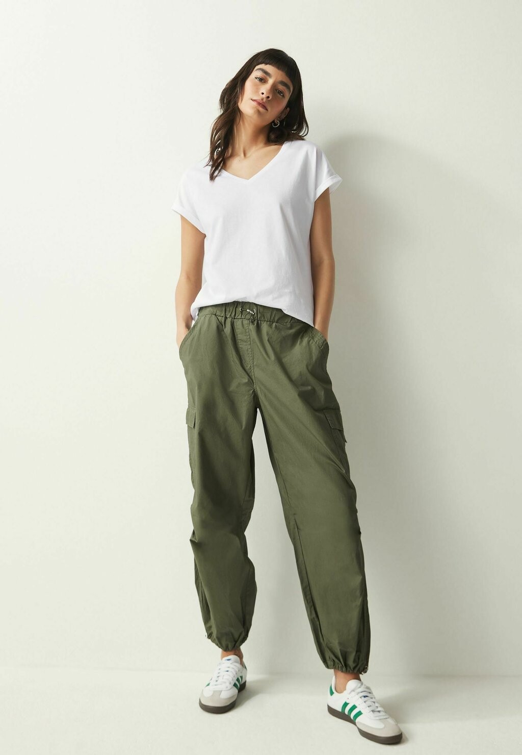 Футболка с принтом V-NECK CAP SLEEVE 3 PACK Next, цвет white blue black 
Футболка с принтом V-NECK CAP SLEEVE 3 PACK Next, цвет white blue black