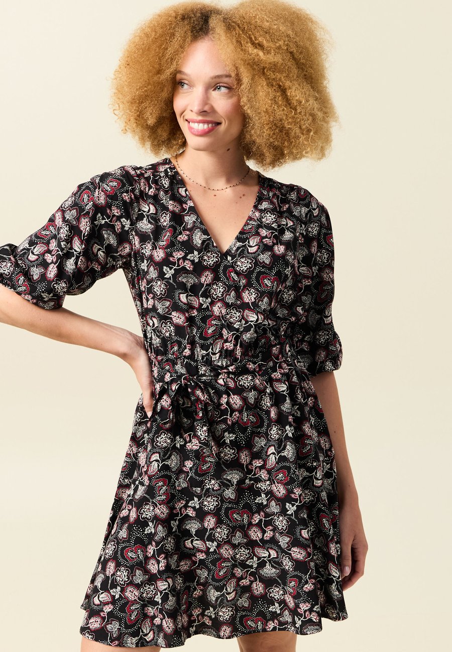 Платье BONOBO Jeans FLIESSENDES, Noir/Black
Платье BONOBO Jeans FLIESSENDES, Noir/Black