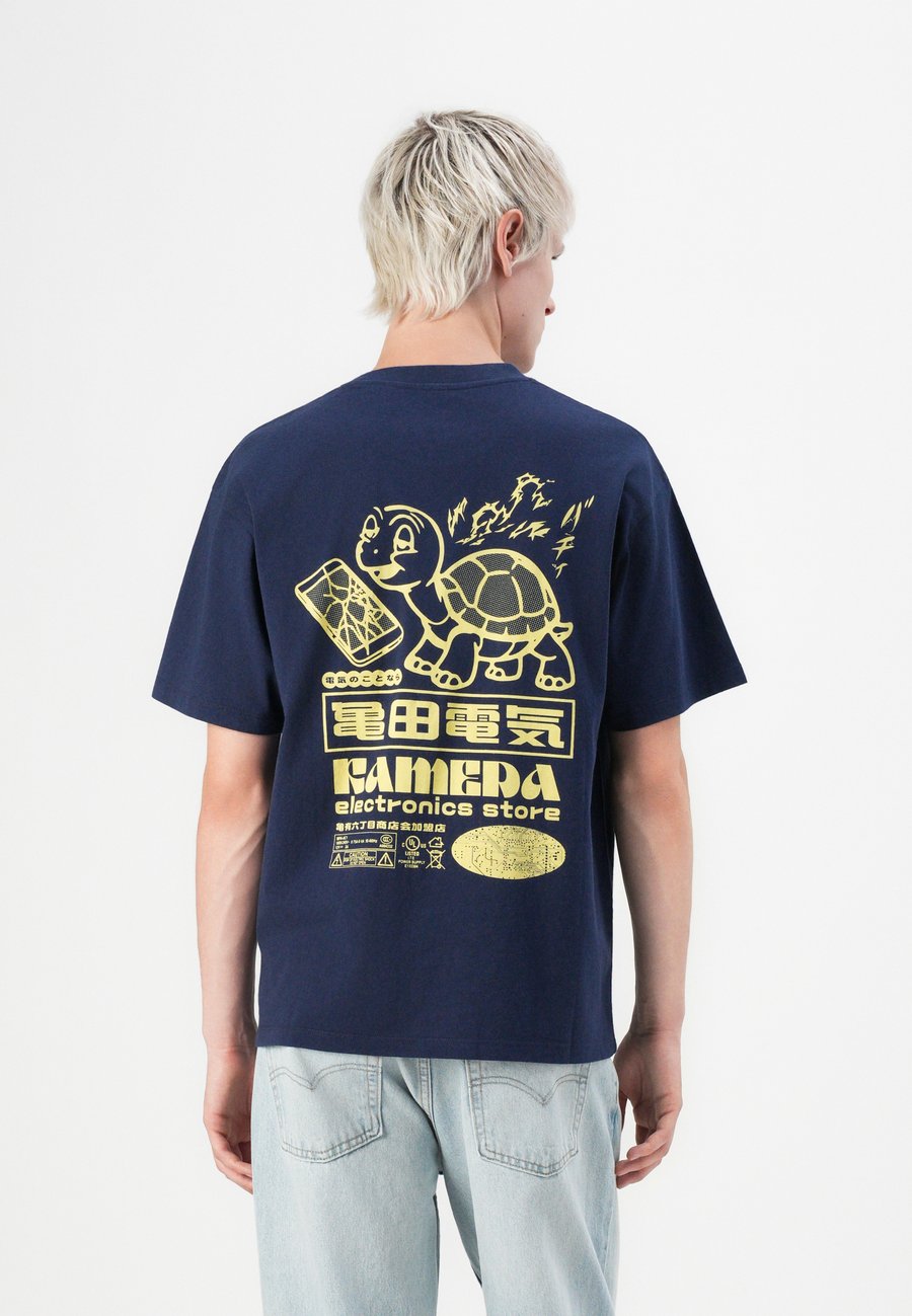 Футболка Edwin KAMERA UNISEX, Maritime Blue/Dark Blue
Футболка Edwin KAMERA UNISEX, Maritime Blue/Dark Blue