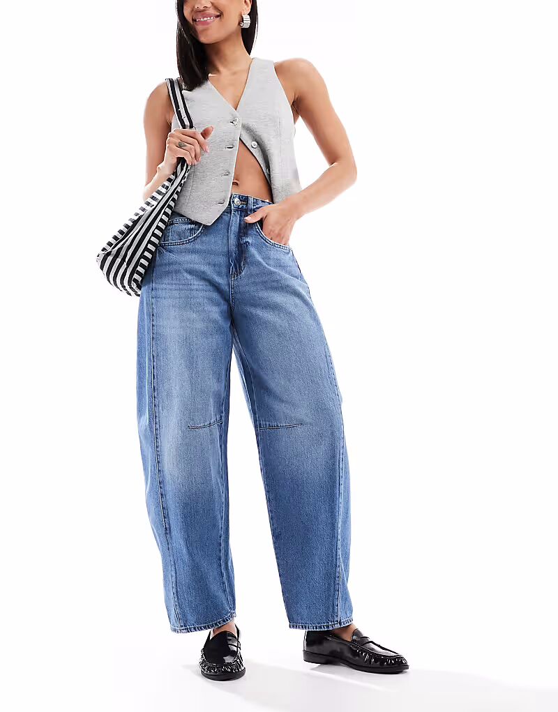 Джинсы ONLY с подковообразными штанинами и декоративными швами из средне-синего денима
Джинсы ONLY с подковообразными штанинами и декоративными швами из средне-синего денима