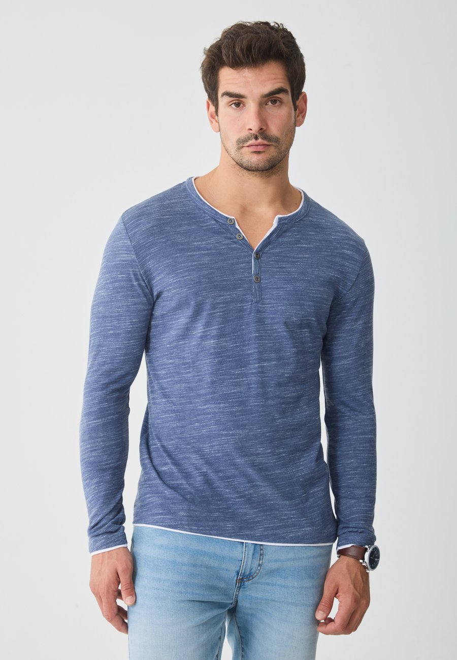 Топ Pier One SPACE DYE LONG SLEEVED HENLEY TOP, Blue/Mottled Blue
Топ Pier One SPACE DYE LONG SLEEVED HENLEY TOP, Blue/Mottled Blue