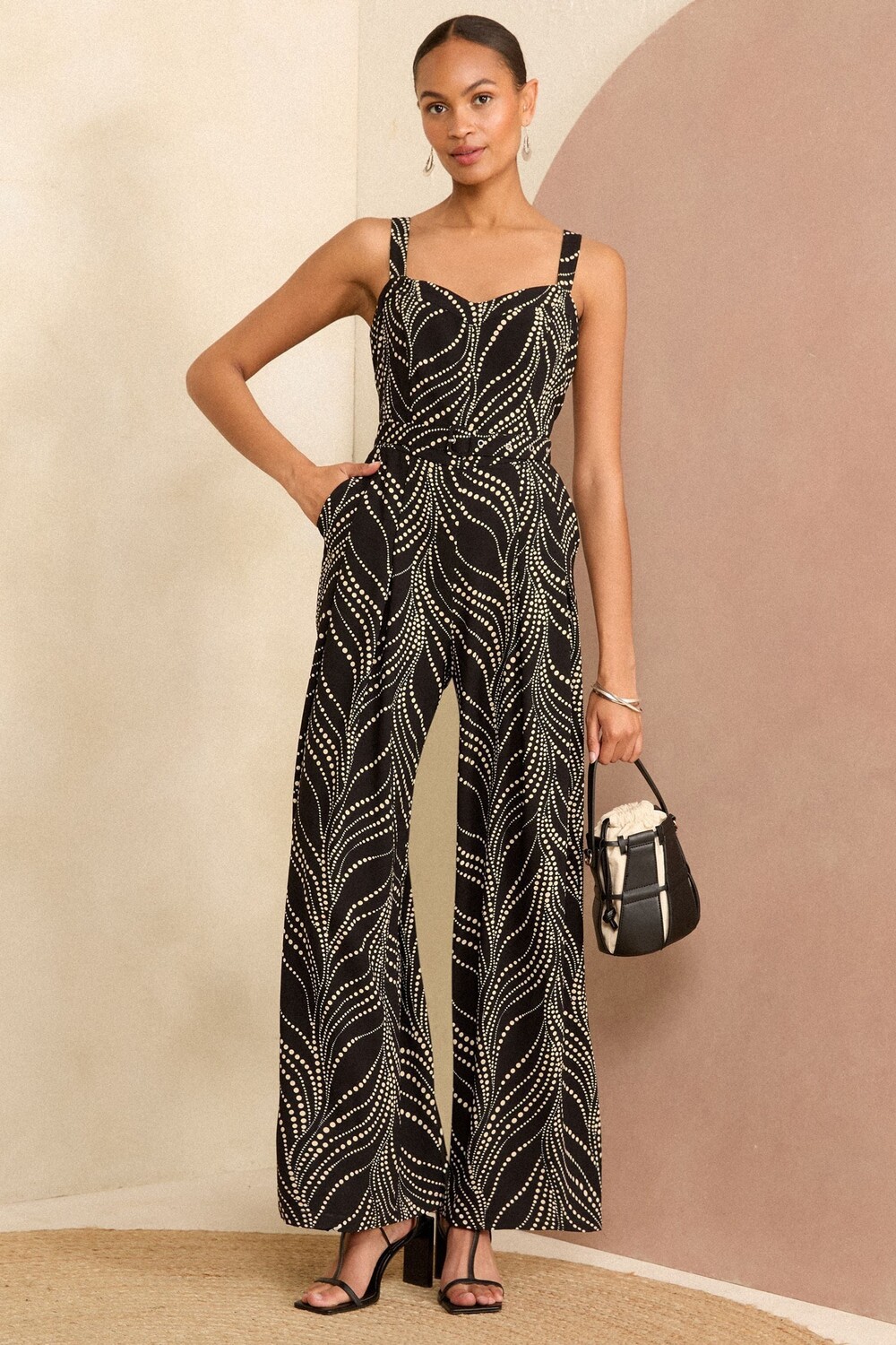 Комбинезон на бретелях с широкими штанинами и поясом Love & Roses, черный
Комбинезон на бретелях с широкими штанинами и поясом Love & Roses, черный