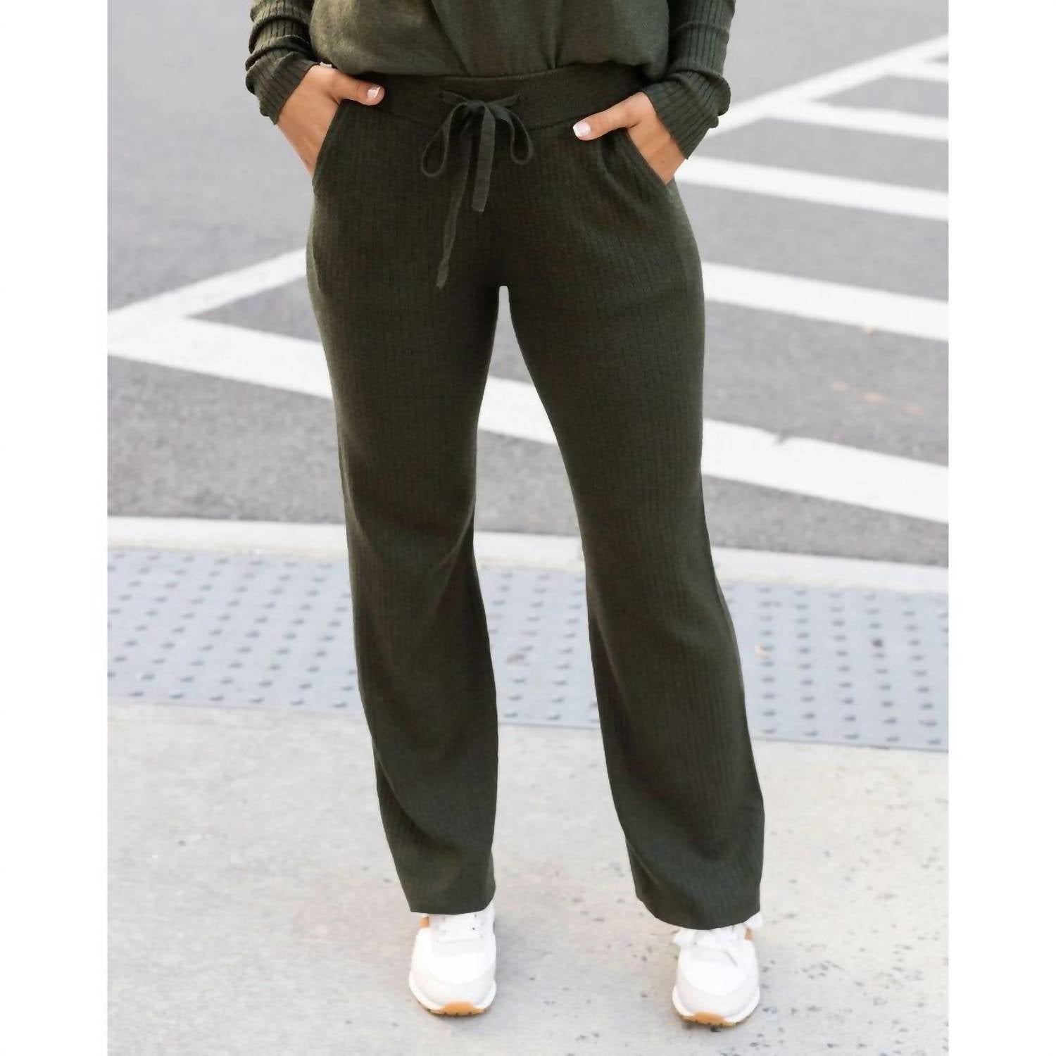 Классические и уютные ребристые свитер-брюки в зимнем мхе Grace and Lace, Winter Moss
Классические и уютные ребристые свитер-брюки в зимнем мхе Grace and Lace, Winter Moss