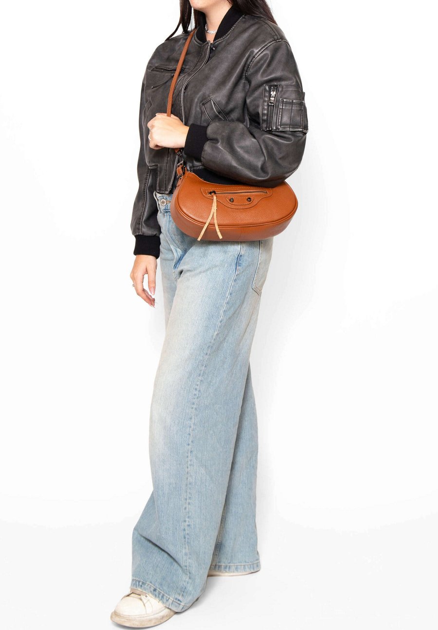 Сумка Chiara Ferretti SHOULDER, Cuoio Scuro/Cognac
Сумка Chiara Ferretti SHOULDER, Cuoio Scuro/Cognac