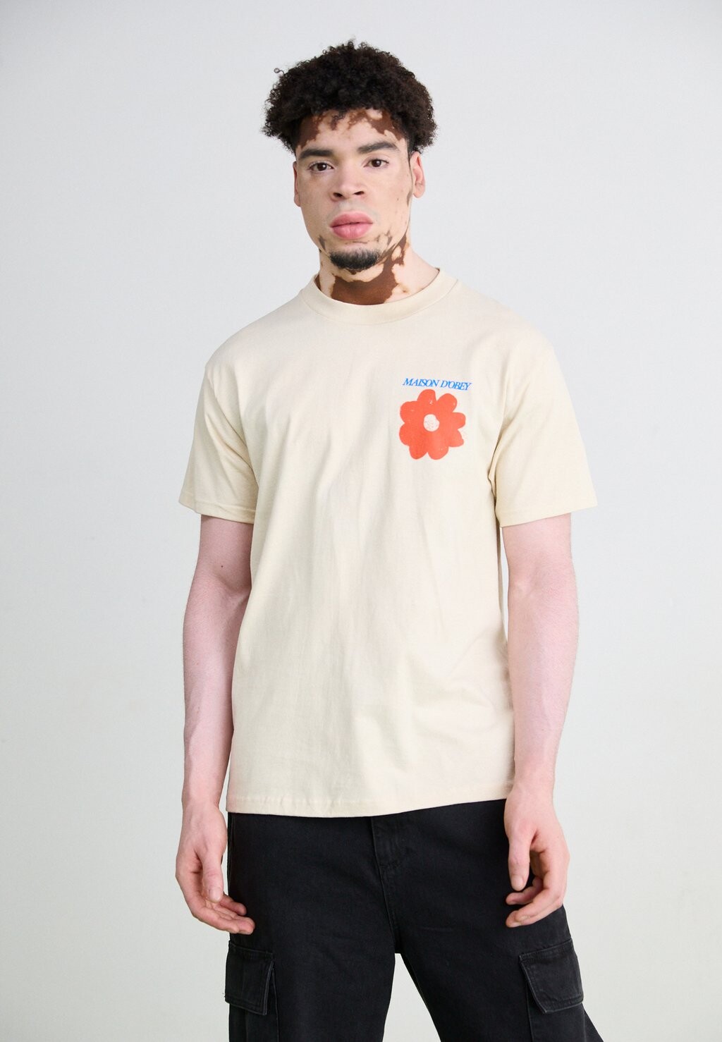 Футболка с принтом MAISON Obey Clothing, кремовый 
Футболка с принтом MAISON Obey Clothing, кремовый