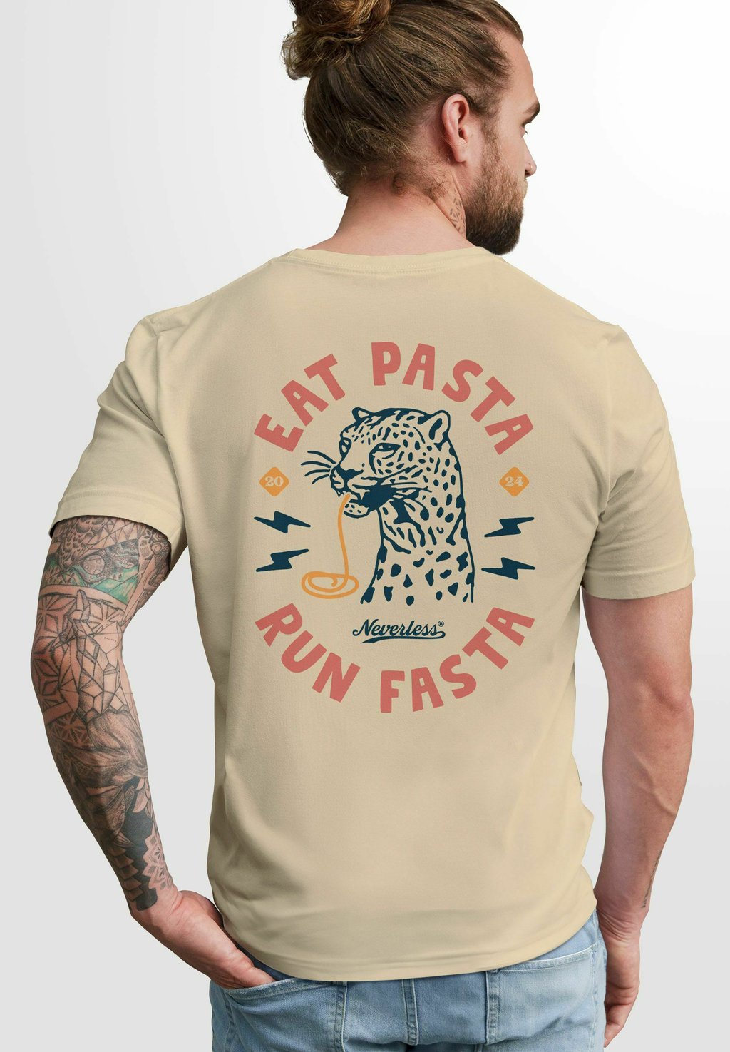 Футболка с принтом BACK SCHRIFT EAT PASTA BRUSTLOGO RETRO FASHION STREETSTYLE Neverless, песочный 
Футболка с принтом BACK SCHRIFT EAT PASTA BRUSTLOGO RETRO FASHION STREETSTYLE Neverless, песочный