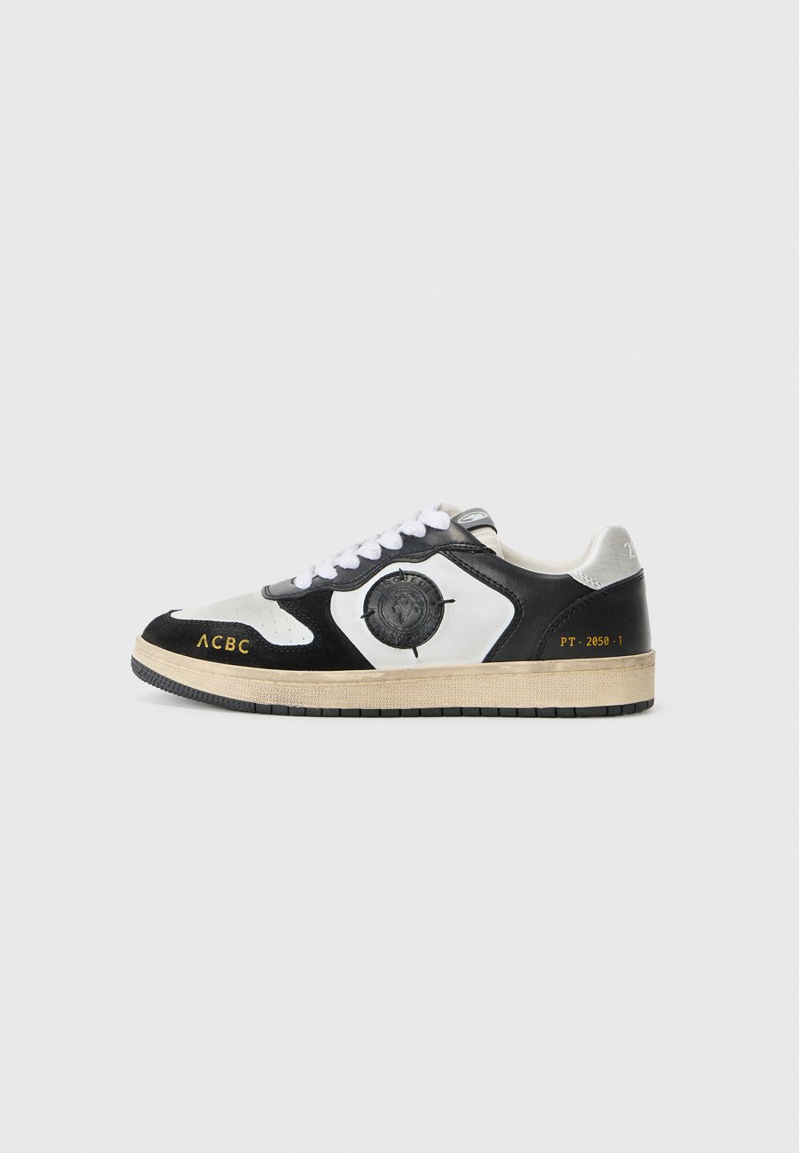 Кроссовки ACBC Trainers, White/Black/Black
Кроссовки ACBC Trainers, White/Black/Black