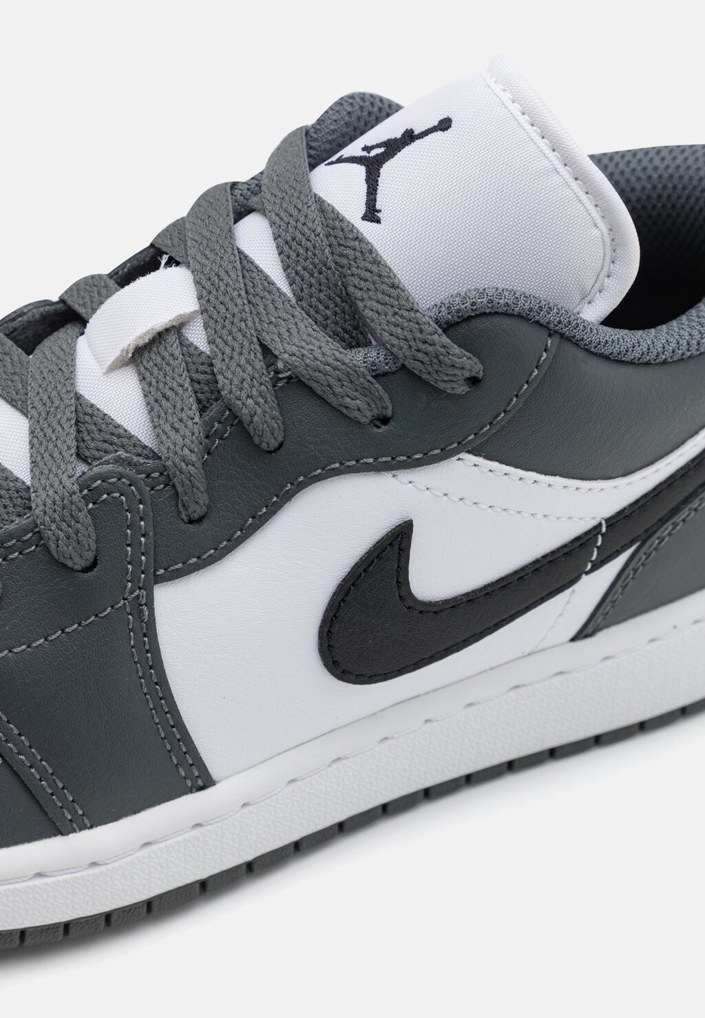 Баскетбольные кроссовки AIR JORDAN 1 UNISEX Jordan, белый
Баскетбольные кроссовки AIR JORDAN 1 UNISEX Jordan, белый