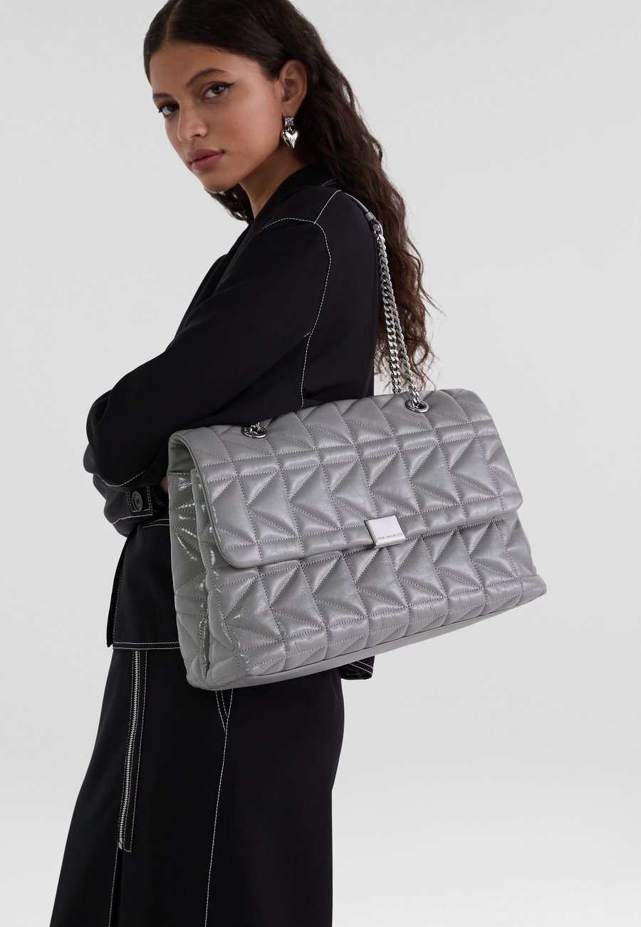 Сумка KARL LAGERFELD KUILT WRINKLE , Grey
Сумка KARL LAGERFELD KUILT WRINKLE , Grey