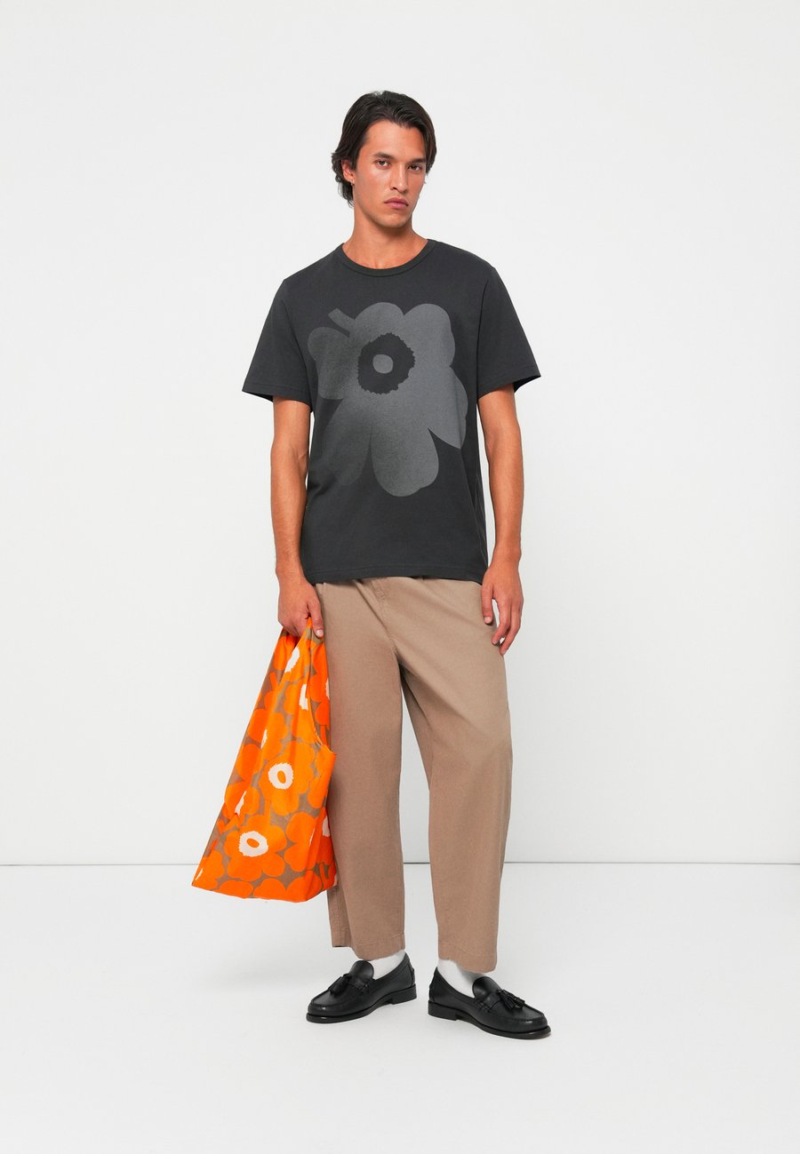 Футболка Marimekko VIHNE PLACEMENT UNISEX, Grey/Dark Grey/Grey
Футболка Marimekko VIHNE PLACEMENT UNISEX, Grey/Dark Grey/Grey
