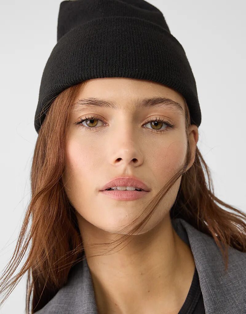 Двустворчатая шляпа Stradivarius черного цвета
Двустворчатая шляпа Stradivarius черного цвета