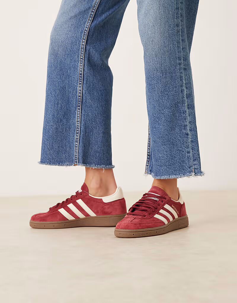 Бордовые и кремовые кроссовки Handball Spezial Adidas Originals
Бордовые и кремовые кроссовки Handball Spezial Adidas Originals