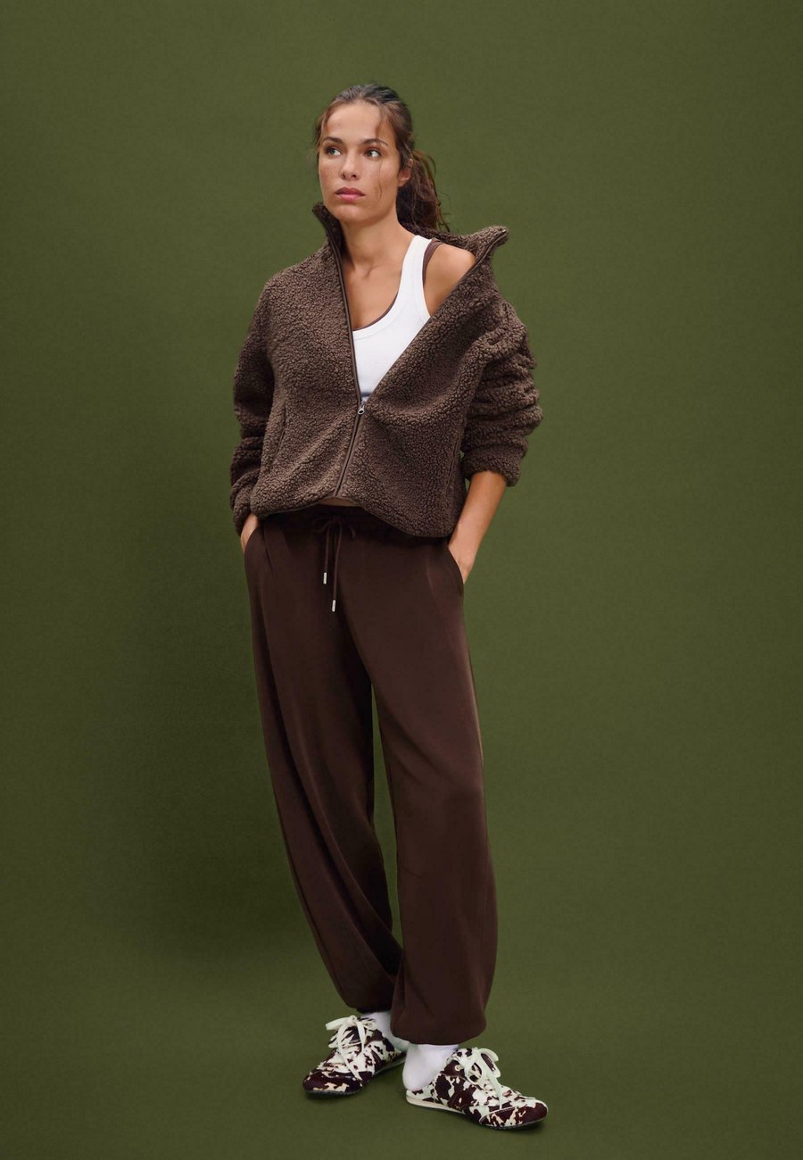 Флисовая куртка Stradivarius Fleece jacket, Mottled Brown
Флисовая куртка Stradivarius Fleece jacket, Mottled Brown