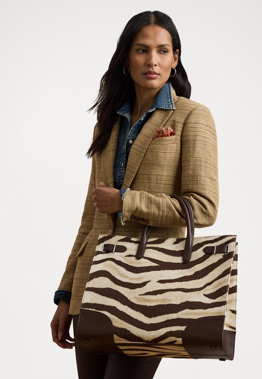 Сумка-шоппер Lauren Ralph Lauren DEVYN ZEBRA PRINT CANVAS LARGE DEVYN TOTE BAG, Off-White,Dark Brown/Off-White
Сумка-шоппер Lauren Ralph Lauren DEVYN ZEBRA PRINT CANVAS LARGE DEVYN TOTE BAG, Off-White,Dark Brown/Off-White