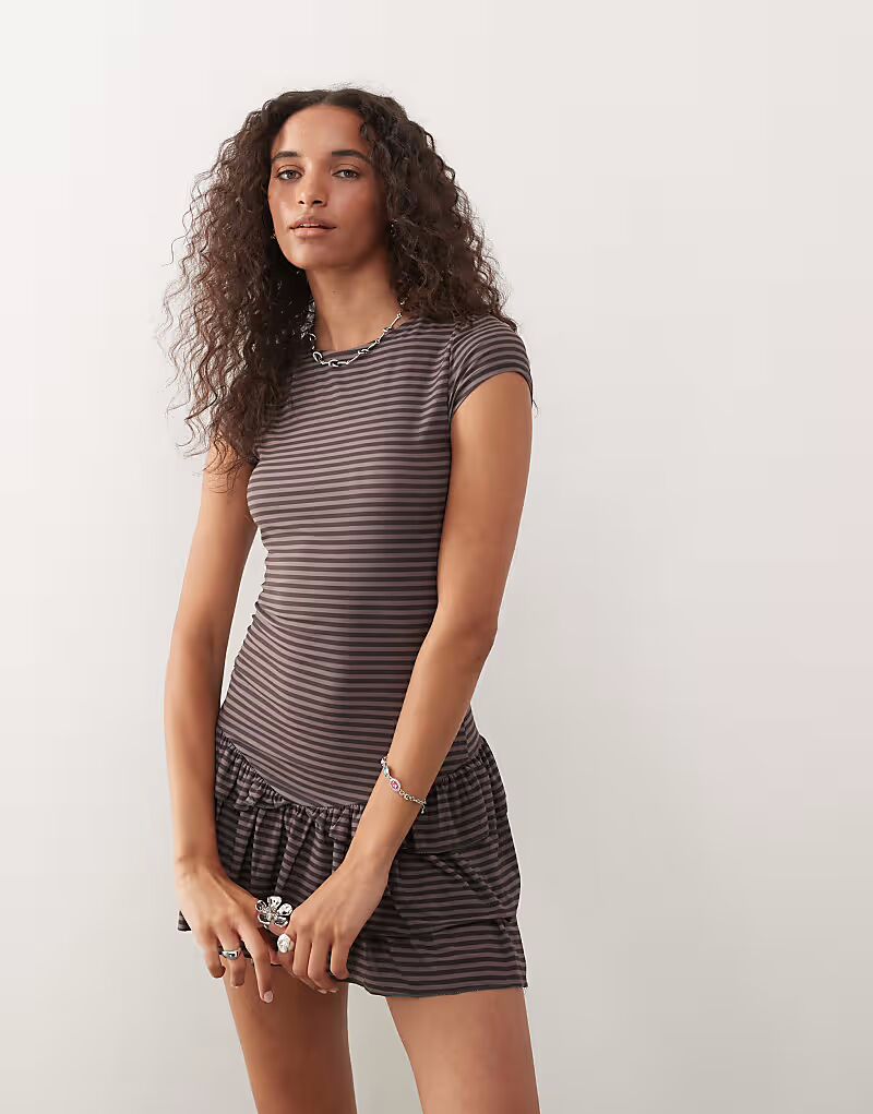 Мини-платье с рюшами в коричневую полоску в стиле гранж Collusion
Мини-платье с рюшами в коричневую полоску в стиле гранж Collusion