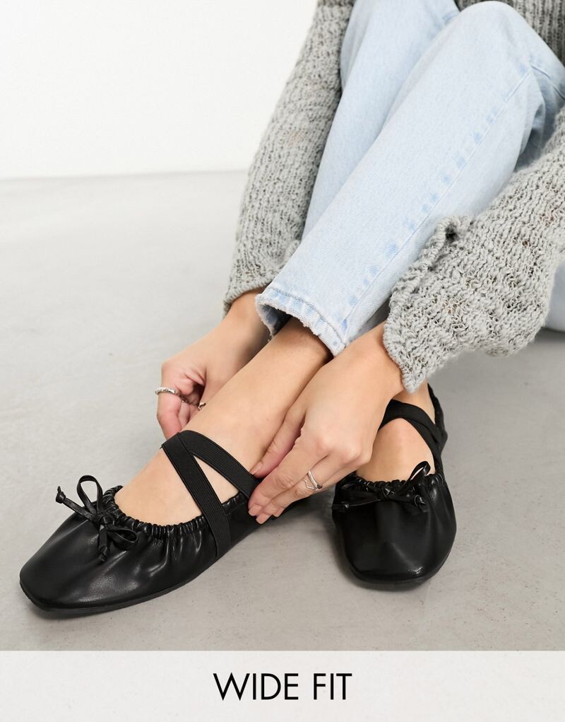 Черные балетки из искусственной кожи со сборками ASOS DESIGN Wide Fit Los Angeles
Черные балетки из искусственной кожи со сборками ASOS DESIGN Wide Fit Los Angeles