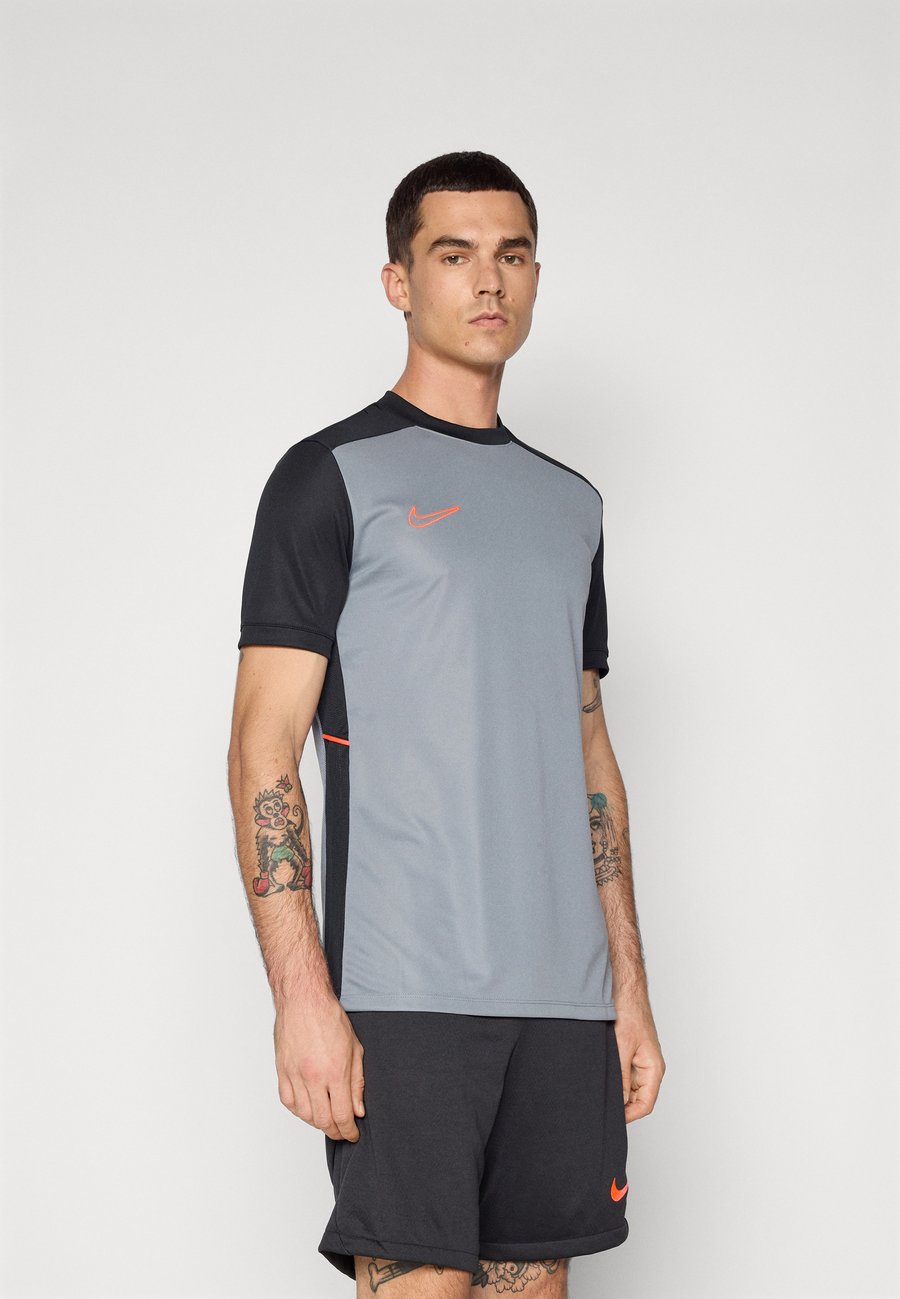 Футболка Nike Performance TOP, Cool Grey/Black/Bright Crimson/Grey
Футболка Nike Performance TOP, Cool Grey/Black/Bright Crimson/Grey
