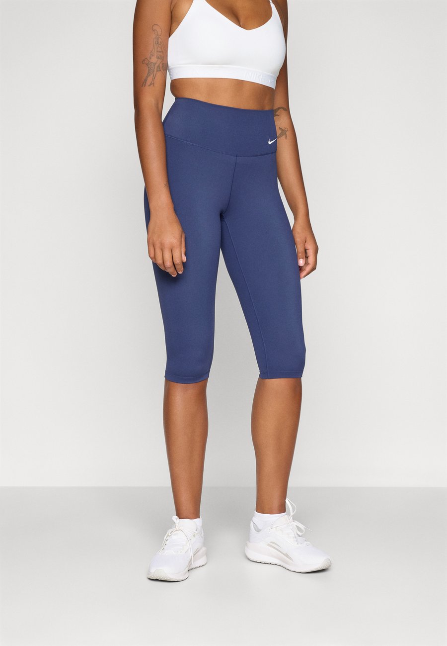Брюки Nike Performance ONE CAPRI, Midnight Navy/White/Dark Blue
Брюки Nike Performance ONE CAPRI, Midnight Navy/White/Dark Blue