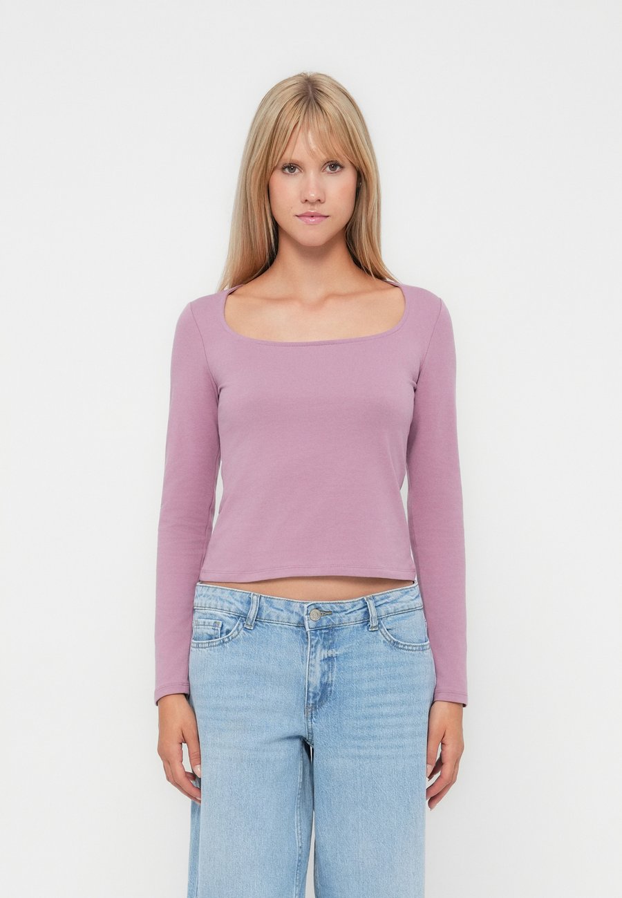 Топ GAP V HORSESHOE , Wispy Mauve/Purple
Топ GAP V HORSESHOE , Wispy Mauve/Purple