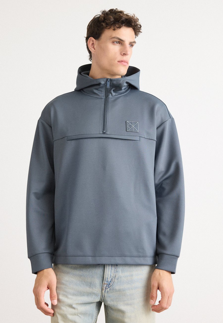 Куртка Calvin Klein HEAVY ZIP ANORAK HOOD, Harlem Night Blue/Light Blue
Куртка Calvin Klein HEAVY ZIP ANORAK HOOD, Harlem Night Blue/Light Blue