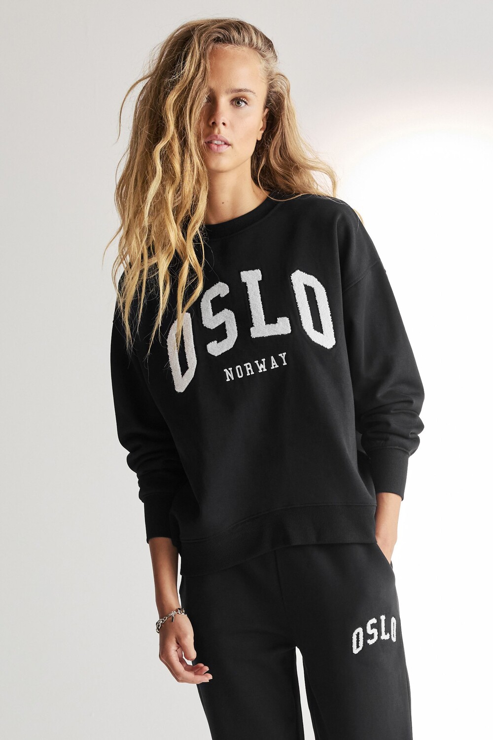 Толстовка с длинными рукавами и графическим слоганом из букле Next, черный
Толстовка с длинными рукавами и графическим слоганом из букле Next, черный