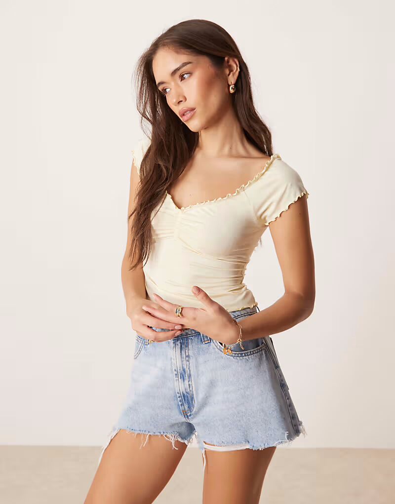 Топ с короткими рукавами и сборками по подолу ASOS DESIGN цвета сливочного масла
Топ с короткими рукавами и сборками по подолу ASOS DESIGN цвета сливочного масла
