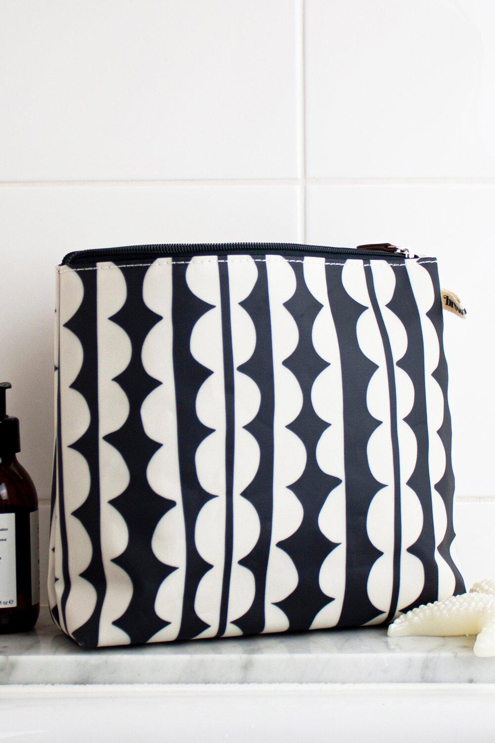 Высокая косметичка Jumbo Scallop Brownstone London, черный
Высокая косметичка Jumbo Scallop Brownstone London, черный