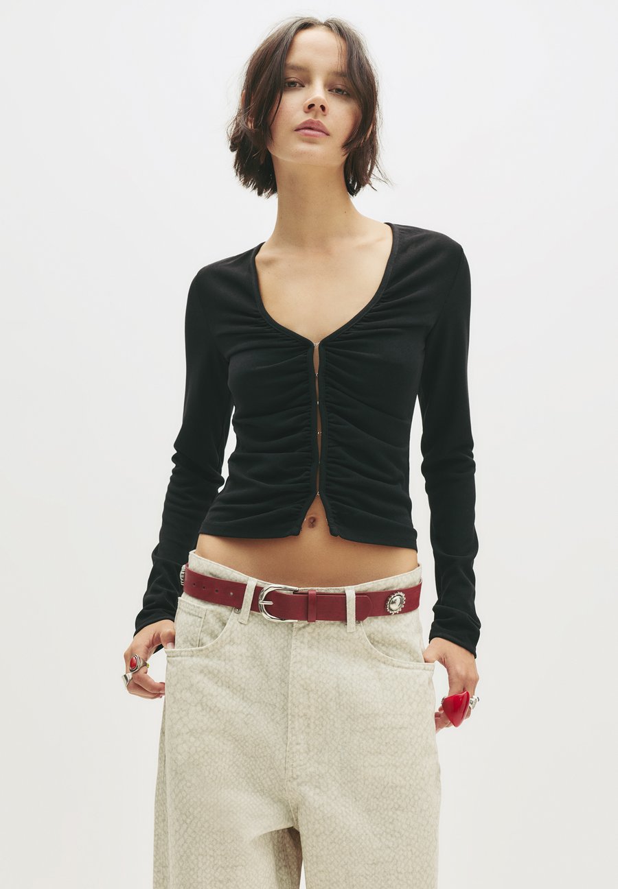 Блуза PULL&BEAR Blouse, Black
Блуза PULL&BEAR Blouse, Black