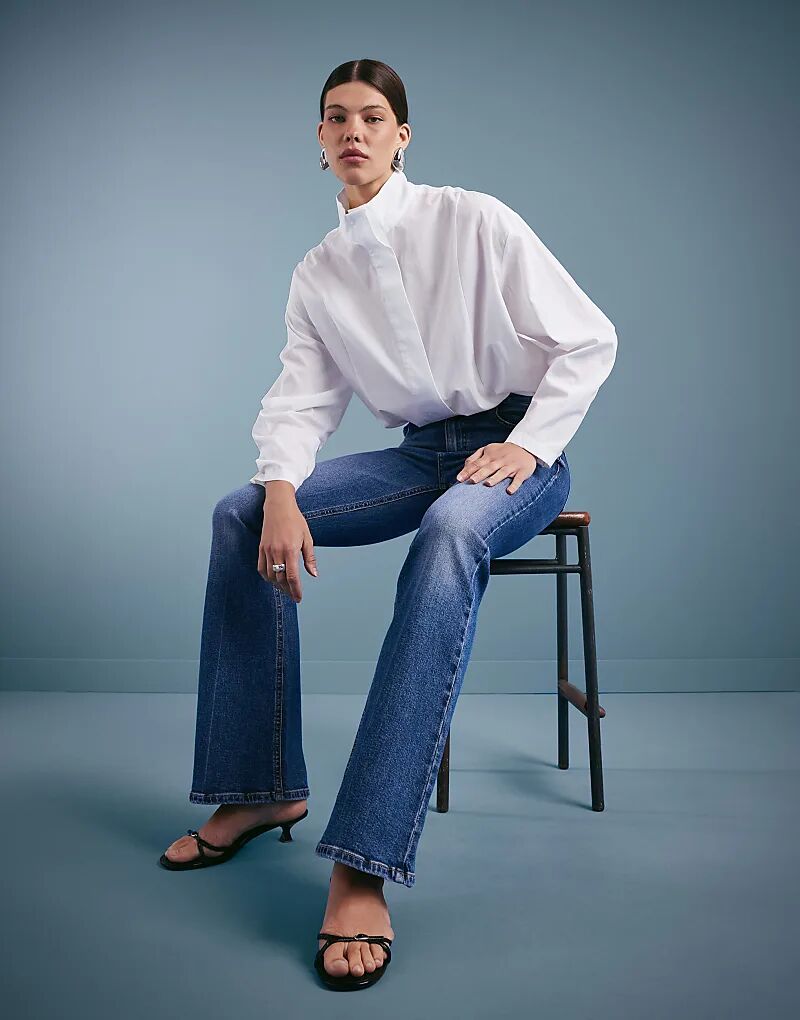 Расклешенные джинсы Pull&Bear с высокой талией, средне-синего цвета
Расклешенные джинсы Pull&Bear с высокой талией, средне-синего цвета