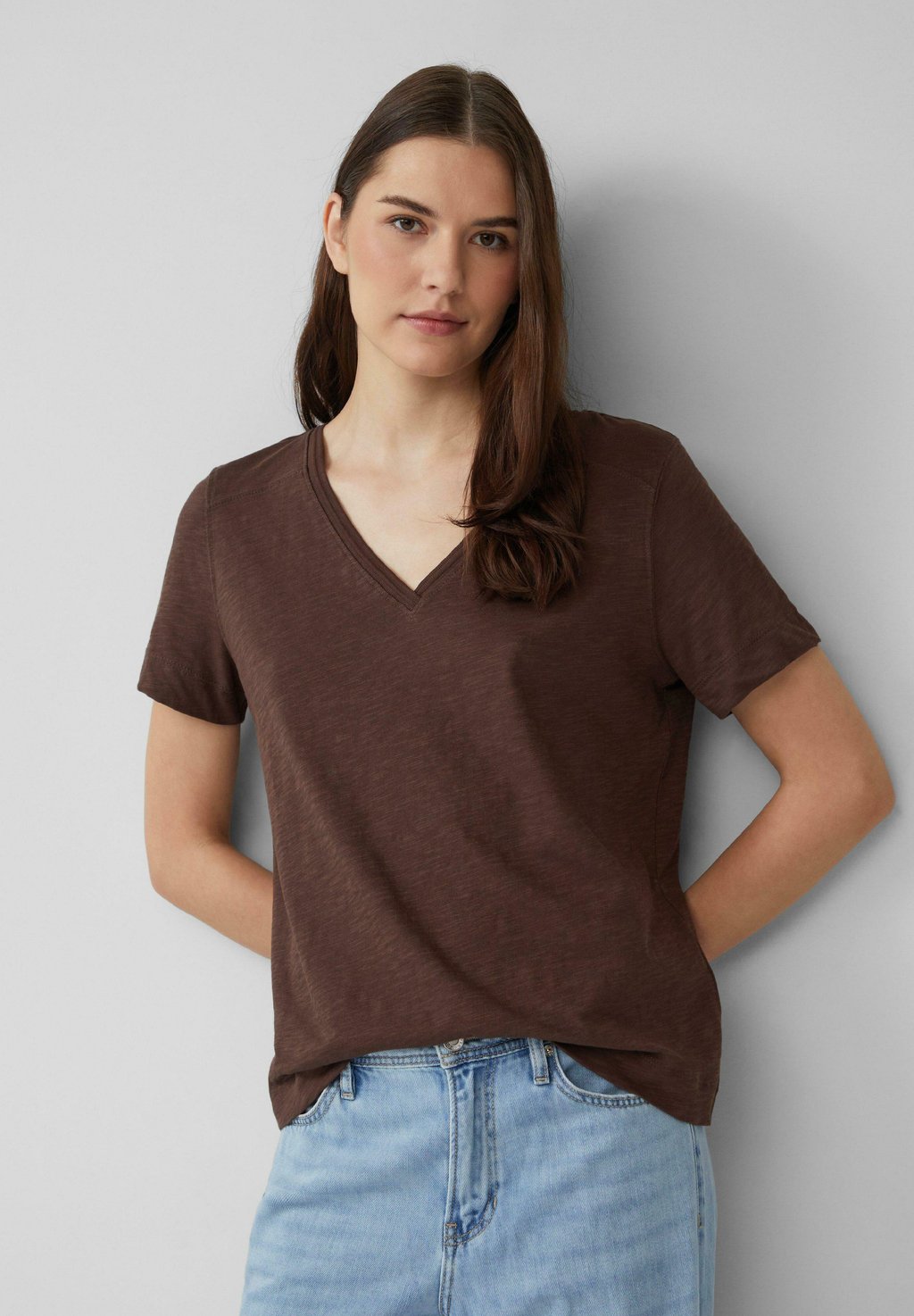 Базовая футболка MIT V-AUSSCHNITT s.Oliver, темно-коричневый
Базовая футболка MIT V-AUSSCHNITT s.Oliver, темно-коричневый