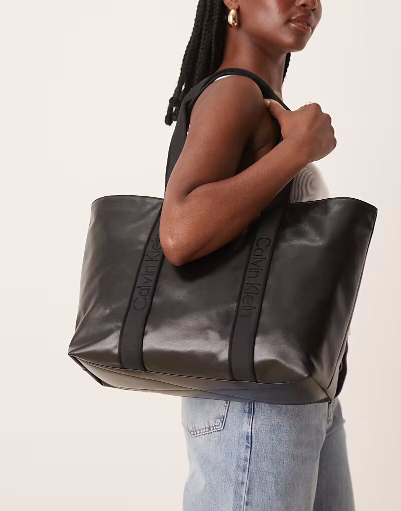 Большая блестящая сумка-тоут Calvin Klein Jean черного цвета Calvin Klein Jeans
Большая блестящая сумка-тоут Calvin Klein Jean черного цвета Calvin Klein Jeans