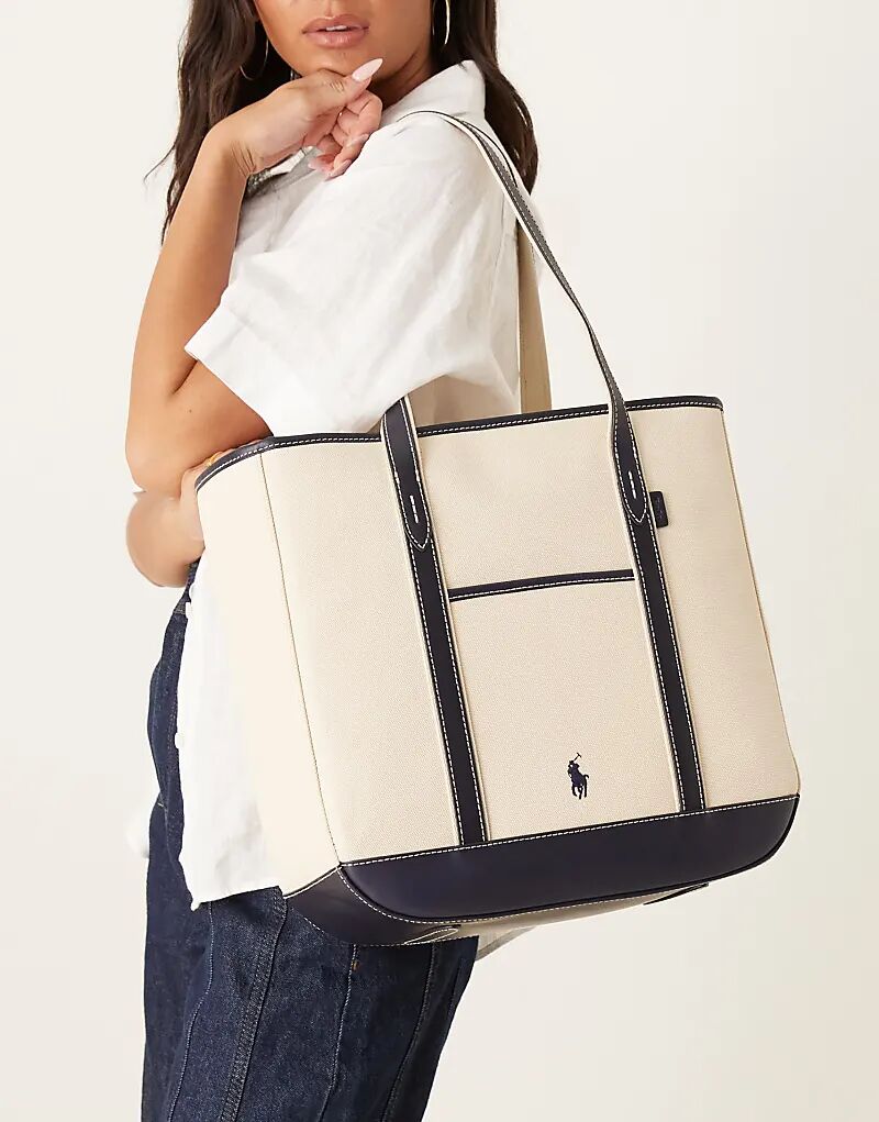 Сумка-тоут Polo Ralph Lauren цвета экрю и темно-синего цвета
Сумка-тоут Polo Ralph Lauren цвета экрю и темно-синего цвета