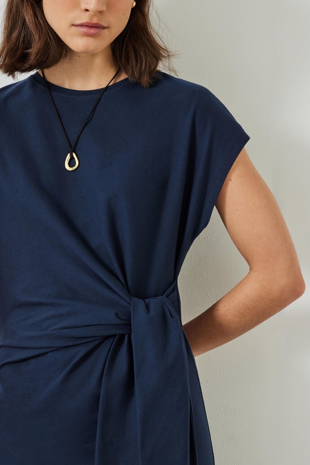 Темно- трикотажное платье миди полуночи из джерси Hush, синий 
Темно- трикотажное платье миди полуночи из джерси Hush, синий