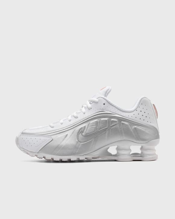 Кроссовки Nike Wmns Shox R4, цвет white/white-metallic silver-max orange
Кроссовки Nike Wmns Shox R4, цвет white/white-metallic silver-max orange