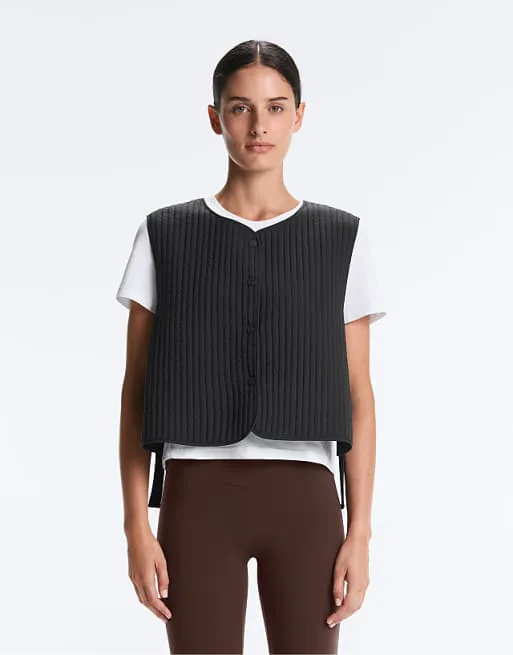 Черный нейлоновый жилет OYSHO из тонкого стеганого материала
Черный нейлоновый жилет OYSHO из тонкого стеганого материала