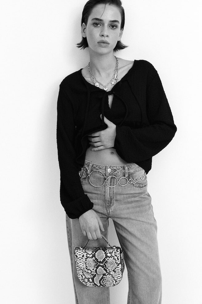 Мятая рубашка с завязками H&M, черный
Мятая рубашка с завязками H&M, черный