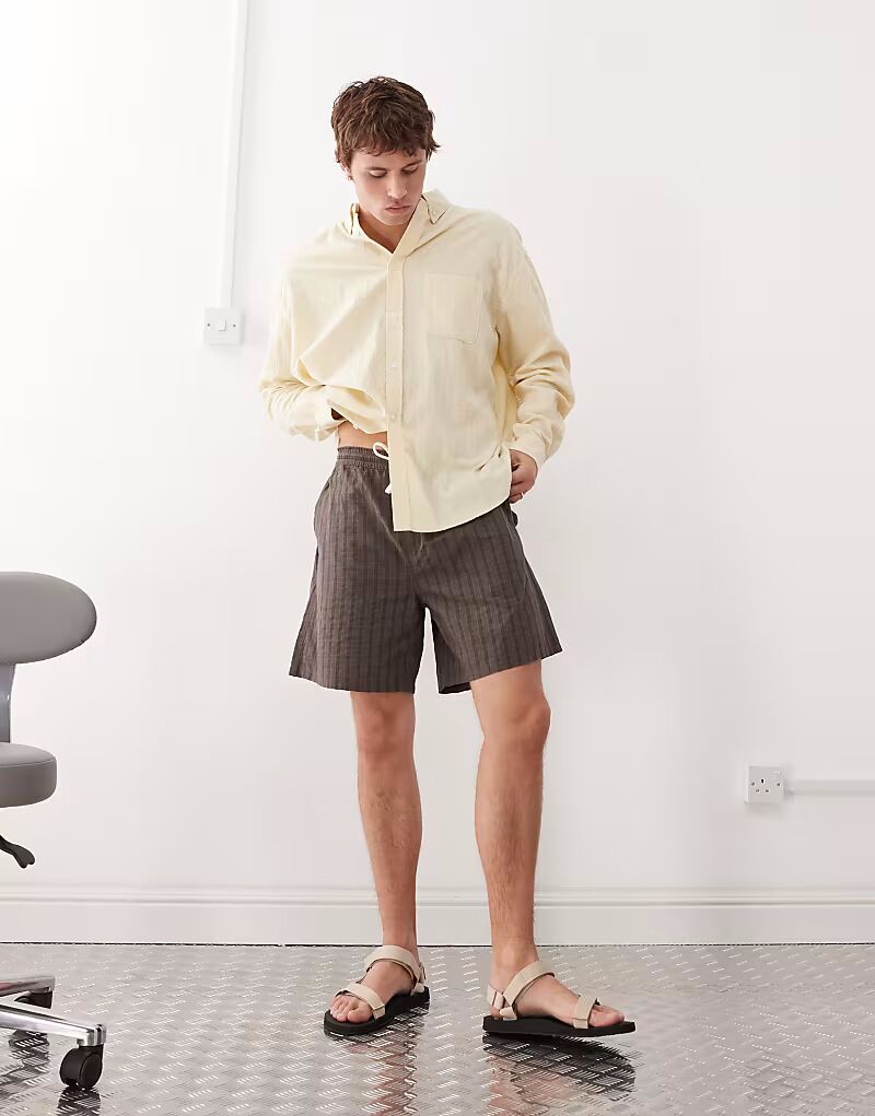 Свободные шорты Weekday в коричневую клетку
Свободные шорты Weekday в коричневую клетку