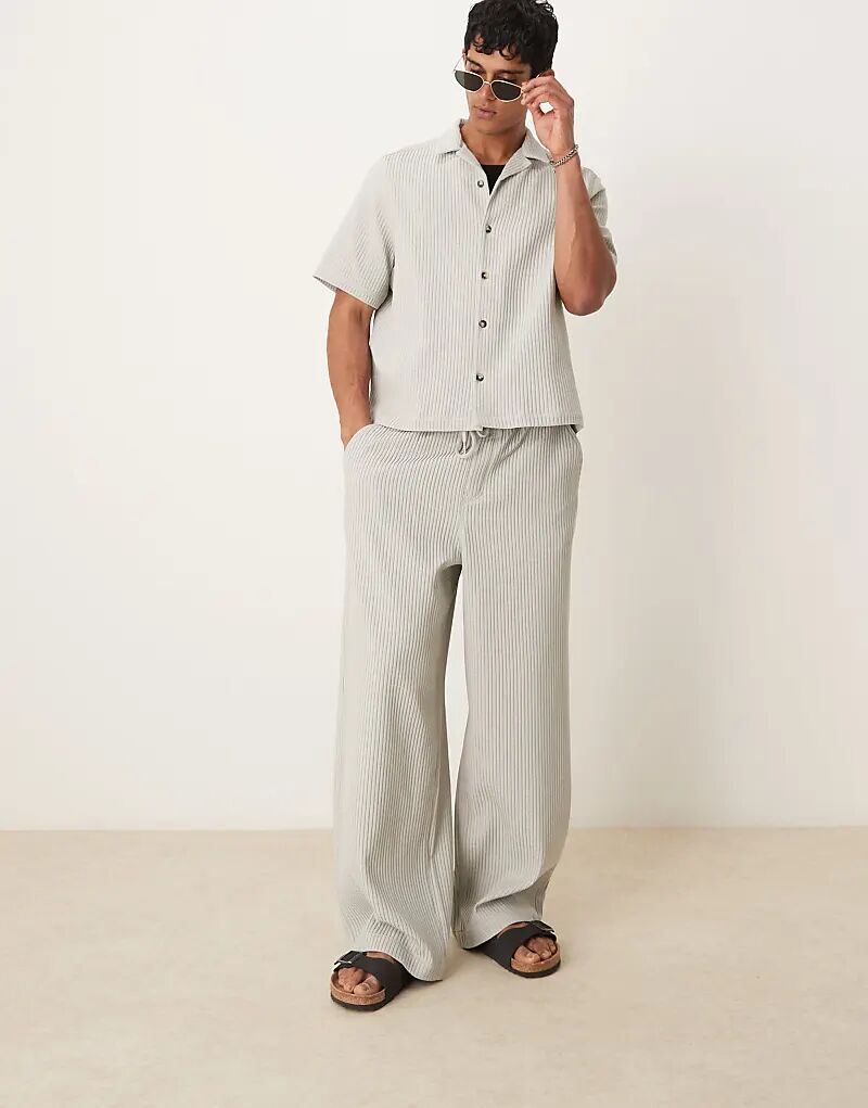 Широкие брюки-плиссе от ASOS DESIGN серого цвета
Широкие брюки-плиссе от ASOS DESIGN серого цвета