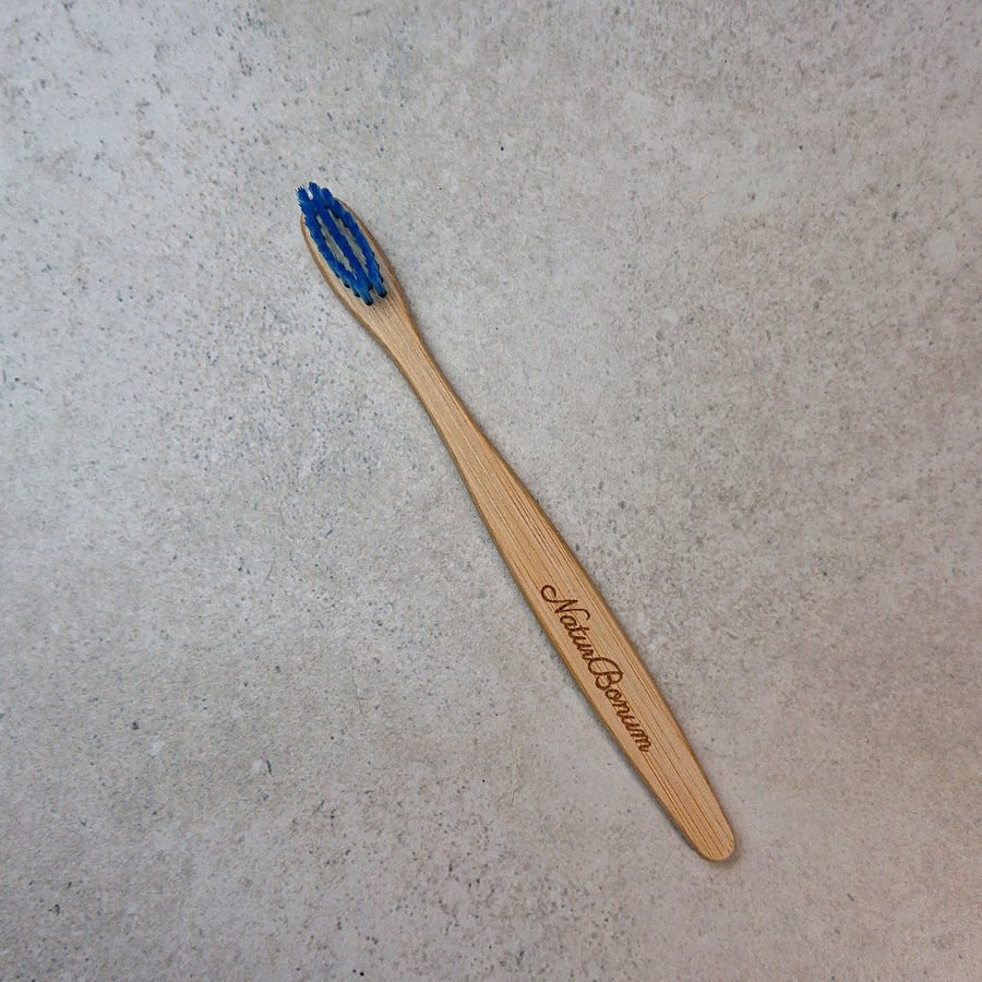 Детская зубная щетка бамбуковая, синяя, мягкая NaturBonum
Детская зубная щетка бамбуковая, синяя, мягкая NaturBonum