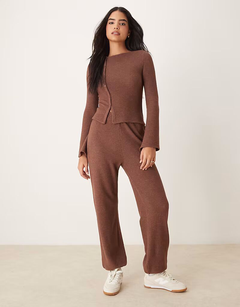 Супермягкие брюки-джоггеры ASOS DESIGN с низкой посадкой шоколадно-коричневого меланжевого цвета с манжетами, комплект
Супермягкие брюки-джоггеры ASOS DESIGN с низкой посадкой шоколадно-коричневого меланжевого цвета с манжетами, комплект