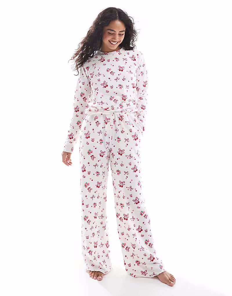 Потертый пижамный комплект с длинными рукавами и принтом в виде банта в розово-белых тонах Threadbare
Потертый пижамный комплект с длинными рукавами и принтом в виде банта в розово-белых тонах Threadbare